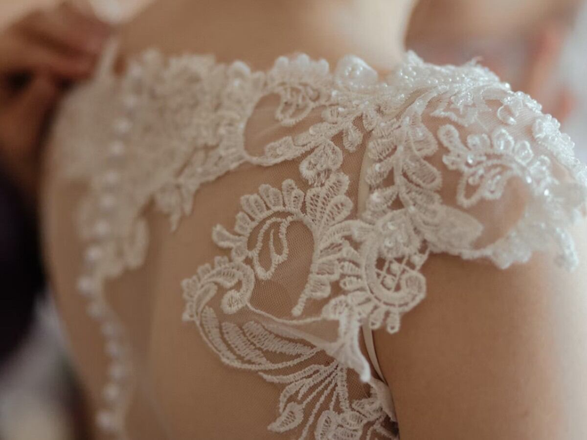 Video VIRAL, El motivo que llevó a una novia a usar un vestido transparente  en su boda: “Por el bien de mi futura hija”, VIRALES