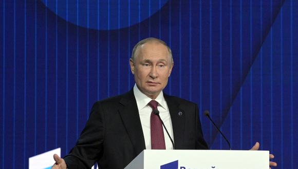 El presidente ruso, Vladimir Putin, se dirige a la sesión plenaria del foro Valdai Discussion Club en la región de Moscú el 27 de octubre de 2022. (Foto de Pavel Byrkin / SPUTNIK / AFP)