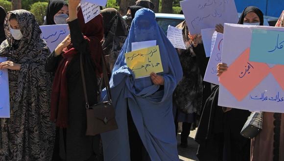 Mujeres manifestándose en Herat. (Foto: AFP)