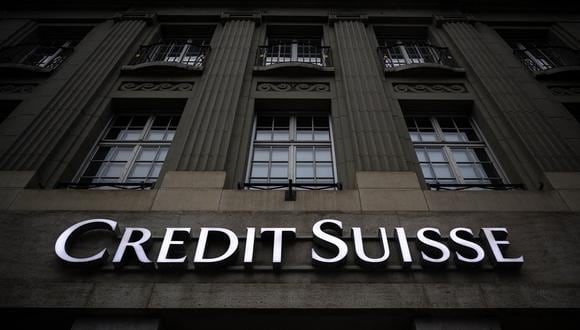 Esta fotografía tomada el 19 de marzo de 2023 muestra el logotipo de la banca suiza Credit Suisse en la fachada de un edificio en Berna. (Foto de Fabrice COFFRINI / AFP)