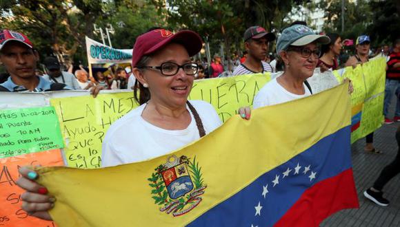 Ciudadanos venezolanos residentes en Cúcuta protestan para pedir que se permita el paso de la ayuda humanitaria de Estados Unidos y Colombia. (Foto: EFE)