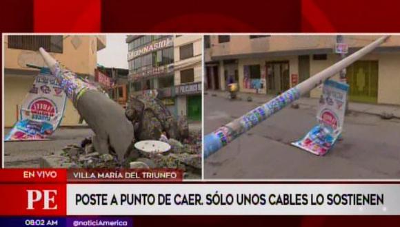 Solo unos cables sostienen la estructura dañada luego que un bus de transporte público lo impactara. (Captura: América Noticias)