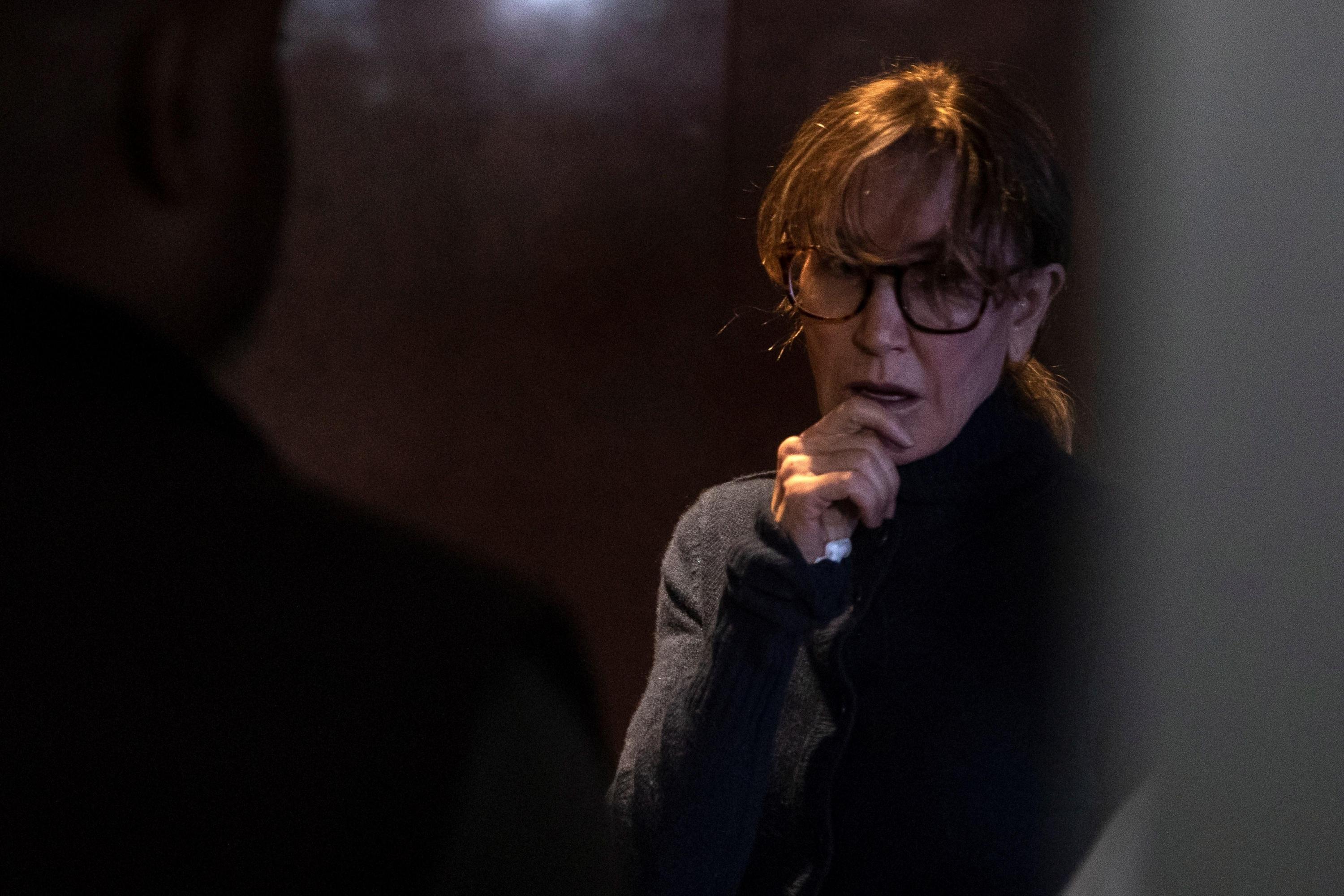 La actriz Felicity Huffman espera en un pasillo mientras se enfrenta a una audiencia el martes en el Tribunal Federal de Justicia de Los Ángeles. (EFE).