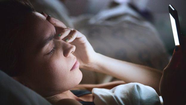 Si no puedes dormir evita utilizar el móvil en la cama. (Foto: Getty)