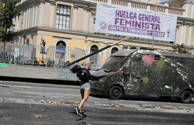 El movimiento feminista volvió a tomar las calles por segunda vez en 24 horas bajo un sol sofocante, que no impidió que una marea de mujeres empuñara sus carteles con consignas feministas. (Reuters)