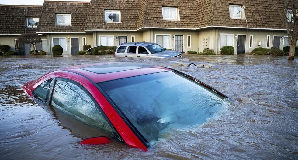 Un vehículo cubierto de agua tras las fuertes lluvias en California. (Foto: AP).