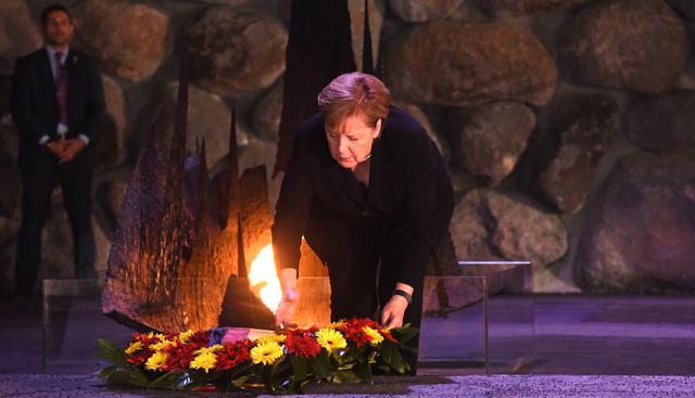 La canciller alemana, Angela Merkel, depositó una ofrenda floral en el Salón del Recuerdo en el Museo del Holocausto Yad Vashem en Jerusalén. (Foto: AFP)