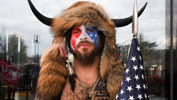 Jacob Anthony Chansley, también conocido como Jake Angeli, de Arizona, posa con el rostro pintado con los colores de Estados Unidos. El miércoles participó en el asalto al Capitolio. (REUTERS / Stephanie Keith).