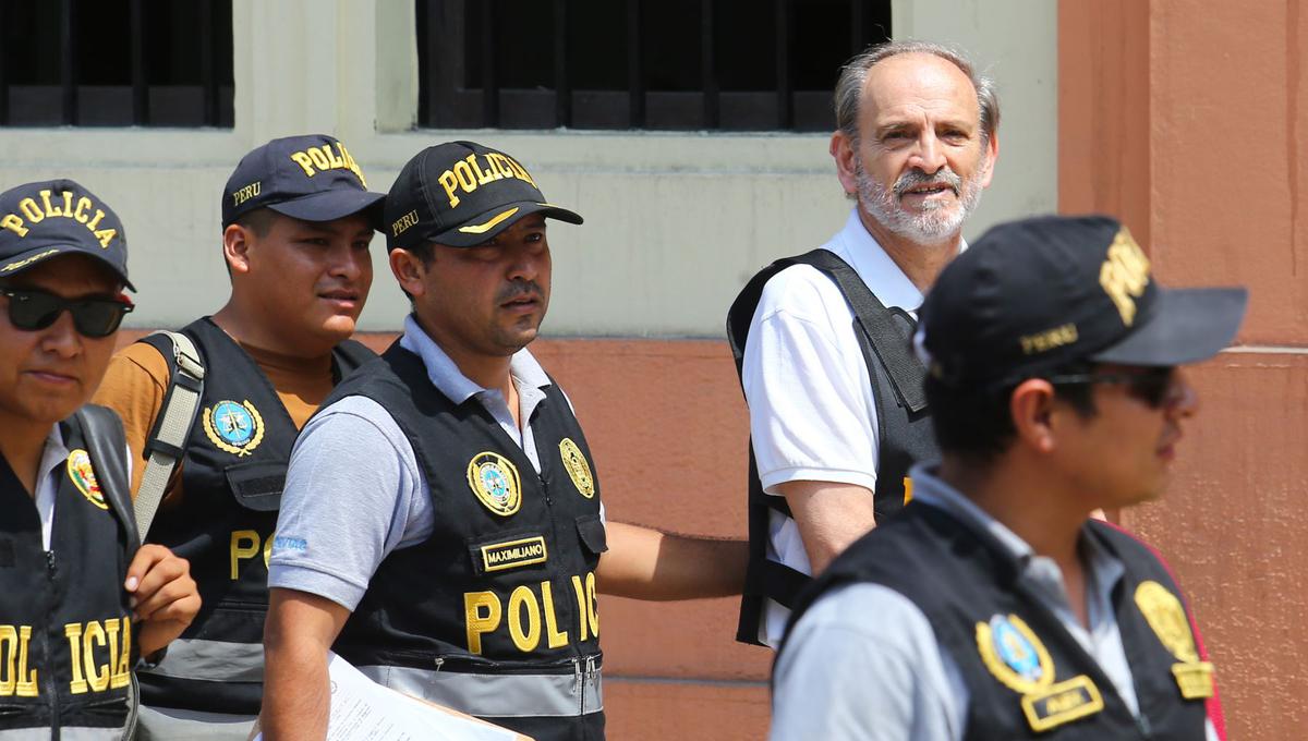 El ex gobernador regional de Lambayeque, Yehude Simon, ingresa a la Prefectura de Lima custodiado por policías, ayer. (Foto: Andina).