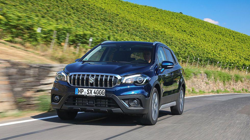 SUZUKI SX4 S-CROSS. La SX4 S-Cross se renueva por completo y ahora luce un aspecto que hace al veh&iacute;culo m&aacute;s agresivo. Toda la parrilla frontal ha cambiado, lo que le da una pinta mucho m&aacute;s robusta, m&aacute;s de una SUV. (foto: Suzuk
