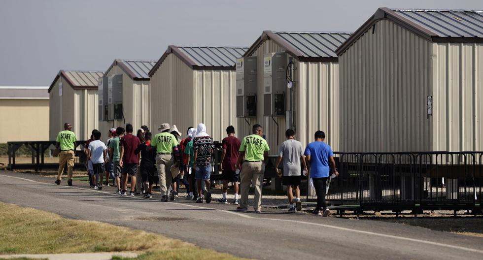 Imagen referencial del 9 de julio de 2019. El personal acompaña a clases a un grupo de niños en un centro de detención en Estados Unidos. (AP Photo/Eric Gay).