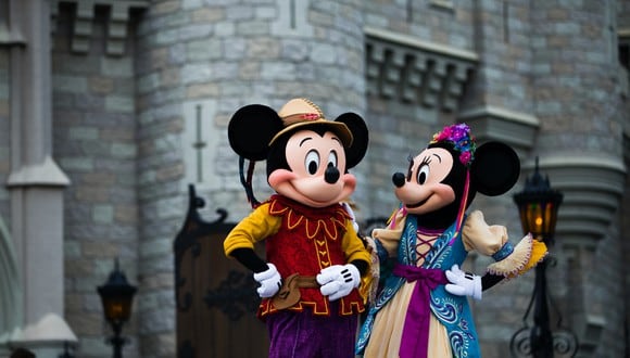 Una pareja de novios prefirió contratar a dos actores caracterizados como Minnie y Mickey Mouse antes que invertir en el catering. (Foto: Pexels / Bo shou).