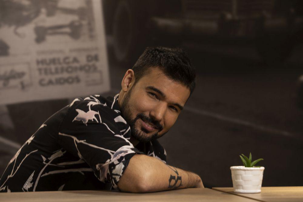 FOTOS AL CANTANTE PERUANO, EZIO OLIVA.