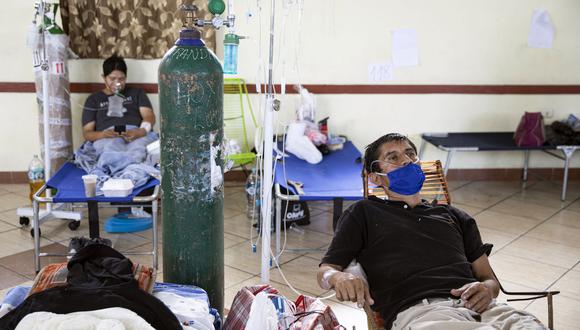 Pacientes de coronavirus respiran con la ayuda de oxígeno en el hospital regional de Iquitos, la ciudad más grande de la Amazonía peruana. (Foto: Ginebra PEÑA / AFP).