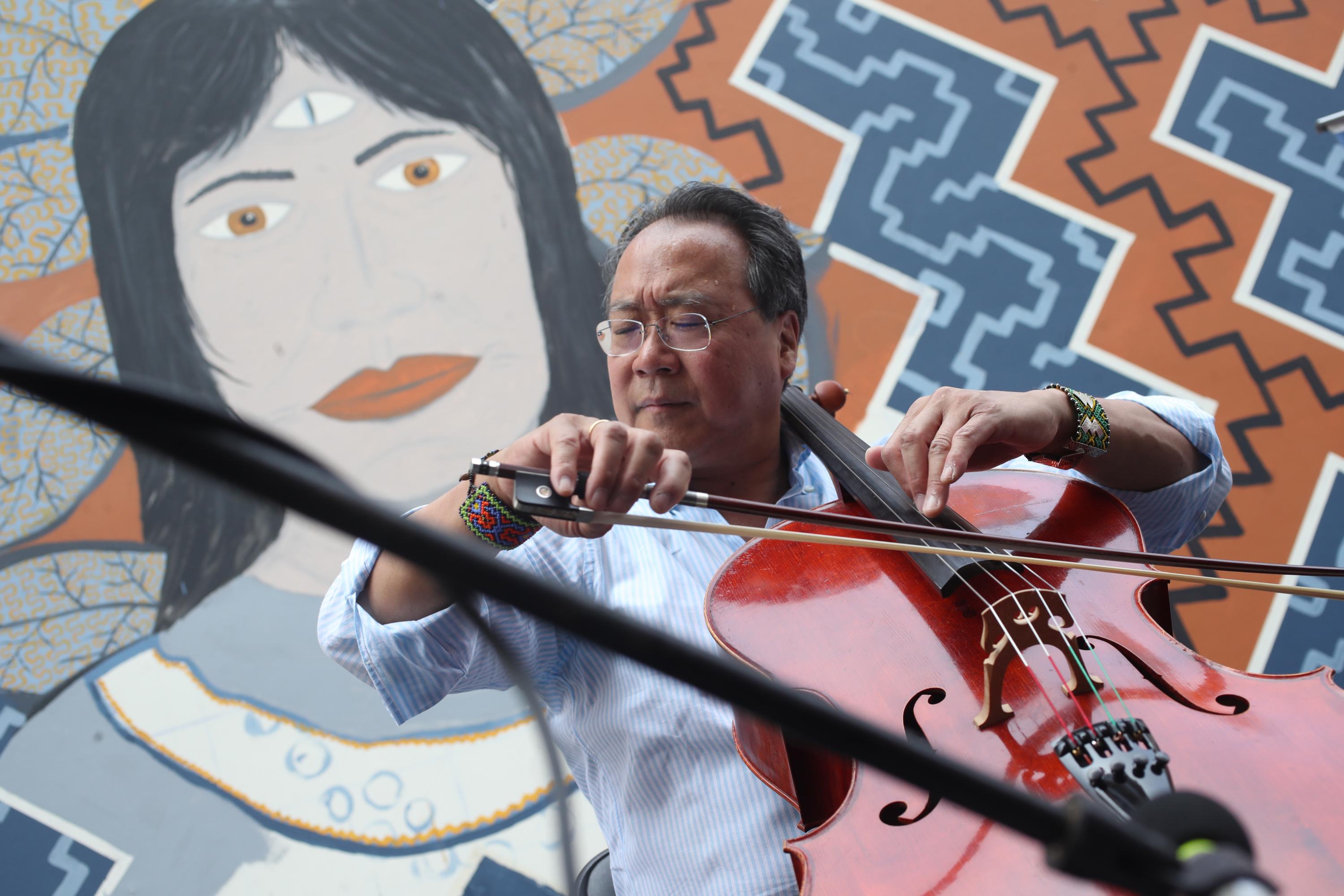 Yo-Yo Ma sorprendió a todos al tocar su violonchelo en pleno Centro Histórico de Lima. (Foto: Dante Piaggio).