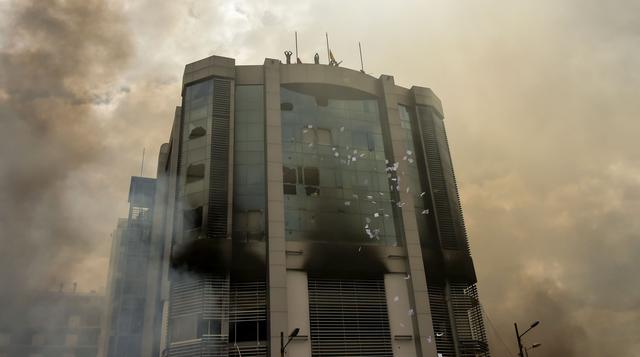 Manifestantes queman y saquean el edifico de la Contraloría en Quito, la capital de Ecuador. (AFP / RODRIGO BUENDIA).