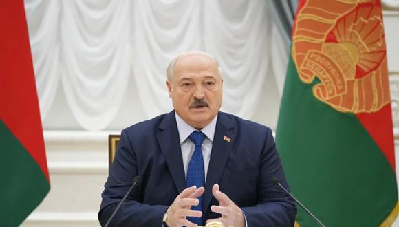 El presidente bielorruso, Alexandr Lukashenko, habla durante un encuentro de corresponsales extranjeros, el 6 de julio de 2023, en Minsk, Bielorrusia. (Foto de Alexander Zemlianichenko / AP)