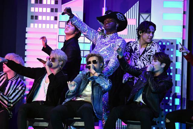 Lil Nas X entonó "Old Town Road" junto a BTS en los Grammy 2020. (Foto: AFP)