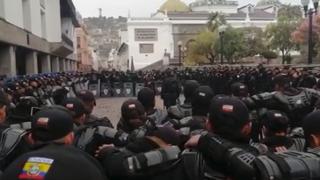 Policías ecuatorianos rezan unidos antes de enfrentar las protestas contra Lenín Moreno en Quito 