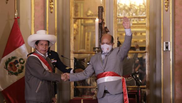 El presidente Pedro Castillo juramenta al nuevo titular del Consejo de Ministros, el legislador Héctor Valer, el martes 1 de febrero, en Palacio de Gobierno.