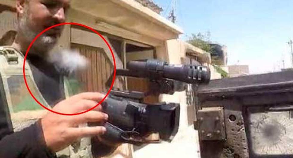El periodista se encontraba grabando un documental en el desierto cuando de repente fue atacado por un grupo de terroristas. Afortunadamente, la bala impactó contra su \'GoPro\' que llevaba en el pecho. (foto: captura)