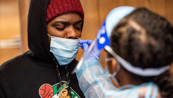 Un trabajador médico realiza una prueba de PCR de coronavirus a un hombre en el East Boston Neighborhood Health Center en Boston, Massachusetts, Estados Unidos, el 20 de diciembre de 2021. (JOSEPH PREZIOSO / AFP).