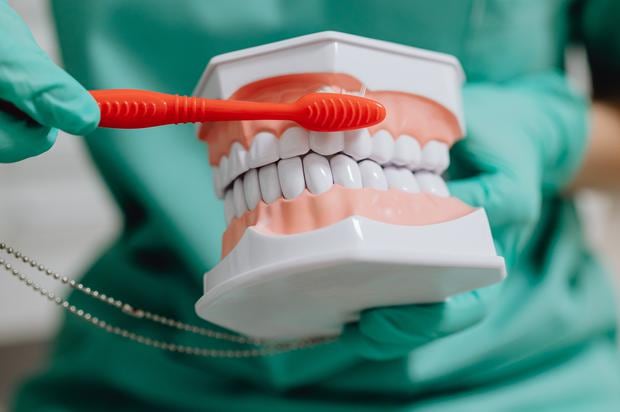 Mantener una buena higiene bucal y realizar revisiones regulares con el dentista pueden ayudar a detectar cualquier anomalía temprana en la boca. La detección precoz es clave en la prevención del cáncer bucal, ya que puede permitir un tratamiento más efectivo y aumentar las tasas de supervivencia.