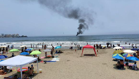 El incendio del yate se produjo a 1.500 metros de la orilla de la playa de Santa María. (Foto: PNP)