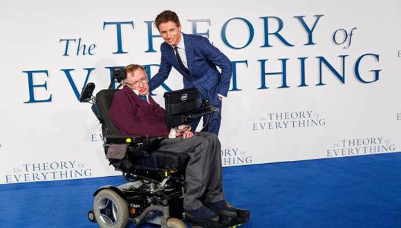 Facebook: Stephen Hawking felicita a Eddie Redmayne por Óscar