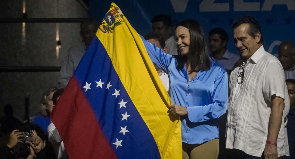 María Corina Machado sonríe mientras celebra junto a aliados y seguidores en las primeras horas de este lunes los resultados de las elecciones primarias en Venezuela. (EFE/ Miguel Gutiérrez).