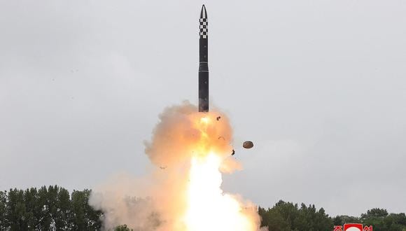 Imagen de archivo | El lanzamiento de prueba de un nuevo misil balístico intercontinental (ICBM) "Hwasong-18" en un lugar no revelado en Corea del Norte. (Foto de KCNA VIA KNS / AFP)