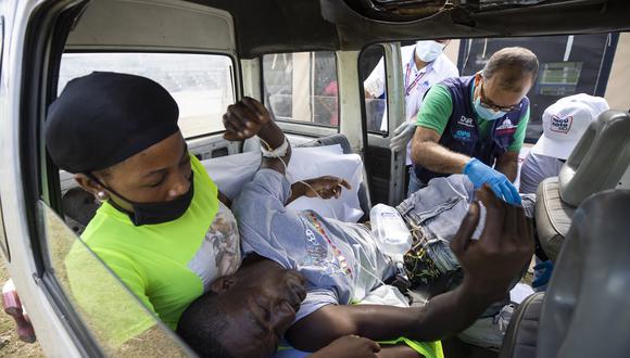 Un hombre con síntomas de cólera es trasladado a un hospital por personal de Salud Pública, en el barrio La Zurza, en Santo Domingo (República Dominicana).