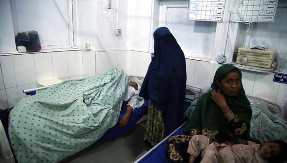 Una mujer recibe atención médica tras resultar herida en los asesinatos selectivos perpetrados contra tres presentadoras de televisión en Jalalabad, Afganistán. (Foto: EFE/ Ghulamullah Habibi).