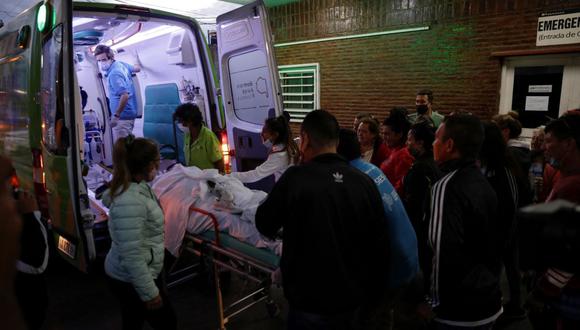 Un paciente es llevado en ambulancia tras consumir cocaína adulterada en Buenos Aires, Argentina, el 5 de febrero de 2022. (Emiliano Lasalvia / AFP).