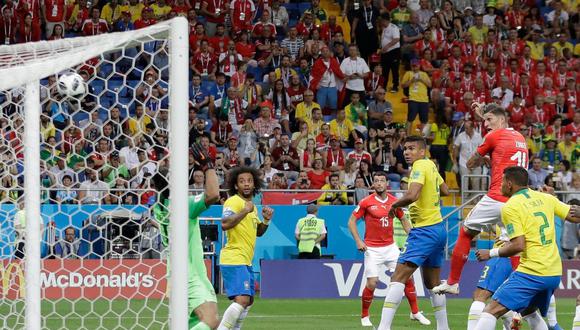 En la selección de Brasil están muy mortificados porque el VAR no fue utilizado en el gol del empate de Suiza en Rusia 2018. En dicha acción el atacante Zuber empujó a Miranda, pero no se recurrió al sistema para invalidar el tanto helvético. (Foto: AFP)