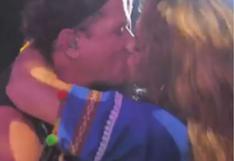 Fan le roba un beso a Carlos Vives en pleno concierto. ¡Lo dejó en shock! 