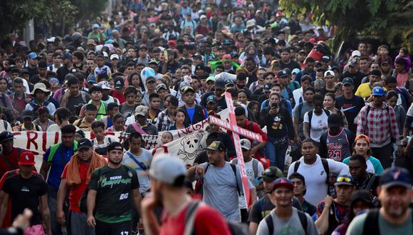 Migrantes de América Central y del Sur forman parte de una caravana en el Estado de Chiapas, sur de México, el 23 de abril de 2023. (Foto de STRINGER / AFP)