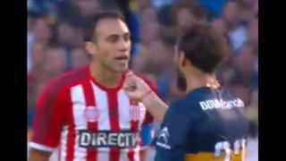 Daniel Osvaldo le dio de comer pasto a un rival (VIDEO)