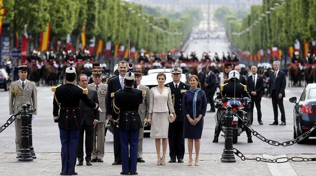 Hollande recibe a los reyes de España en el Arco del Triunfo - 1