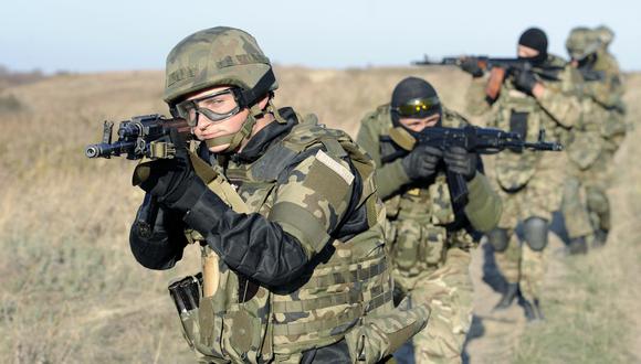 Los miembros del regimiento Azov participan en una sesión de entrenamiento cerca de la ciudad oriental de Mariupol, el 9 de octubre de 2014. (Foto: Alexander KHUDOTEPLY / AFP)