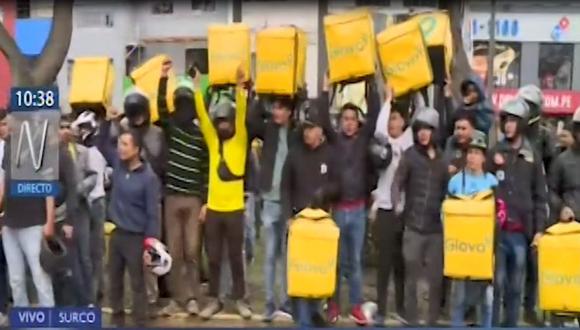 Trabajadores de Glovo realizan una protesta en los exteriores de la empresa ubicada en Surco. (Captura: Canal N)