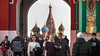 Cómo la guerra de Putin ha provocado una fuga de cerebros y afecta la vida de miles en Rusia