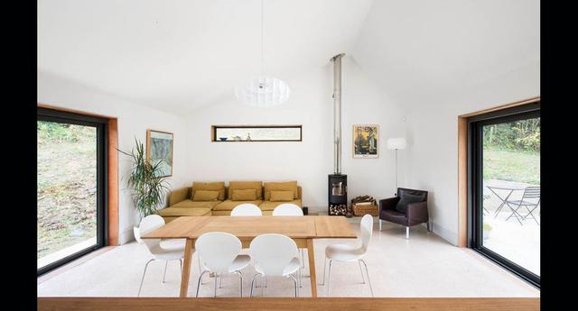 Los ambientes lucen más grandes e iluminados gracias a la combinación del color blanco en las paredes y detalles de madera en los pisos y mesas. (Foto: Jill Tate Photography)