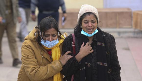 Familiares de una víctima que murió en una estampida en el santuario Vaishno Devi lloran afuera de una morgue en Katra el 1 de enero de 2022. (Foto referencial: AFP)