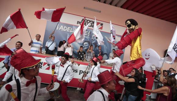 Acción Popular reciben el flash electoral en su local partidario. Fotos: Hugo Pérez