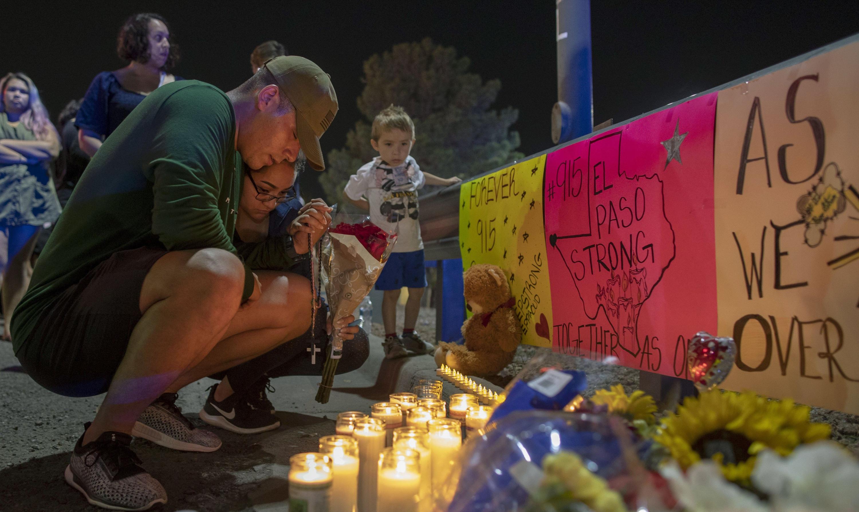 El supremacista blanco Patrick Crusius perpetró el tiroteo en el Walmart de El Paso, Texas. En la imagen, un grupo de personas participa en una vigilia por las víctimas. (AP).