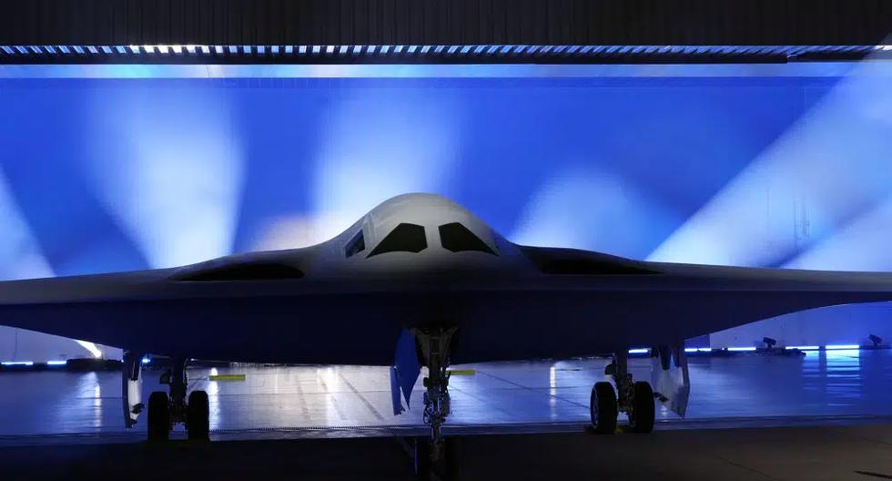 El bombardero furtivo B-21 Raider se presenta en Northrop Grumman el viernes 2 de diciembre de 2022 en Palmdale, California, Estados Unidos. (Foto AP/Marcio José Sánchez).