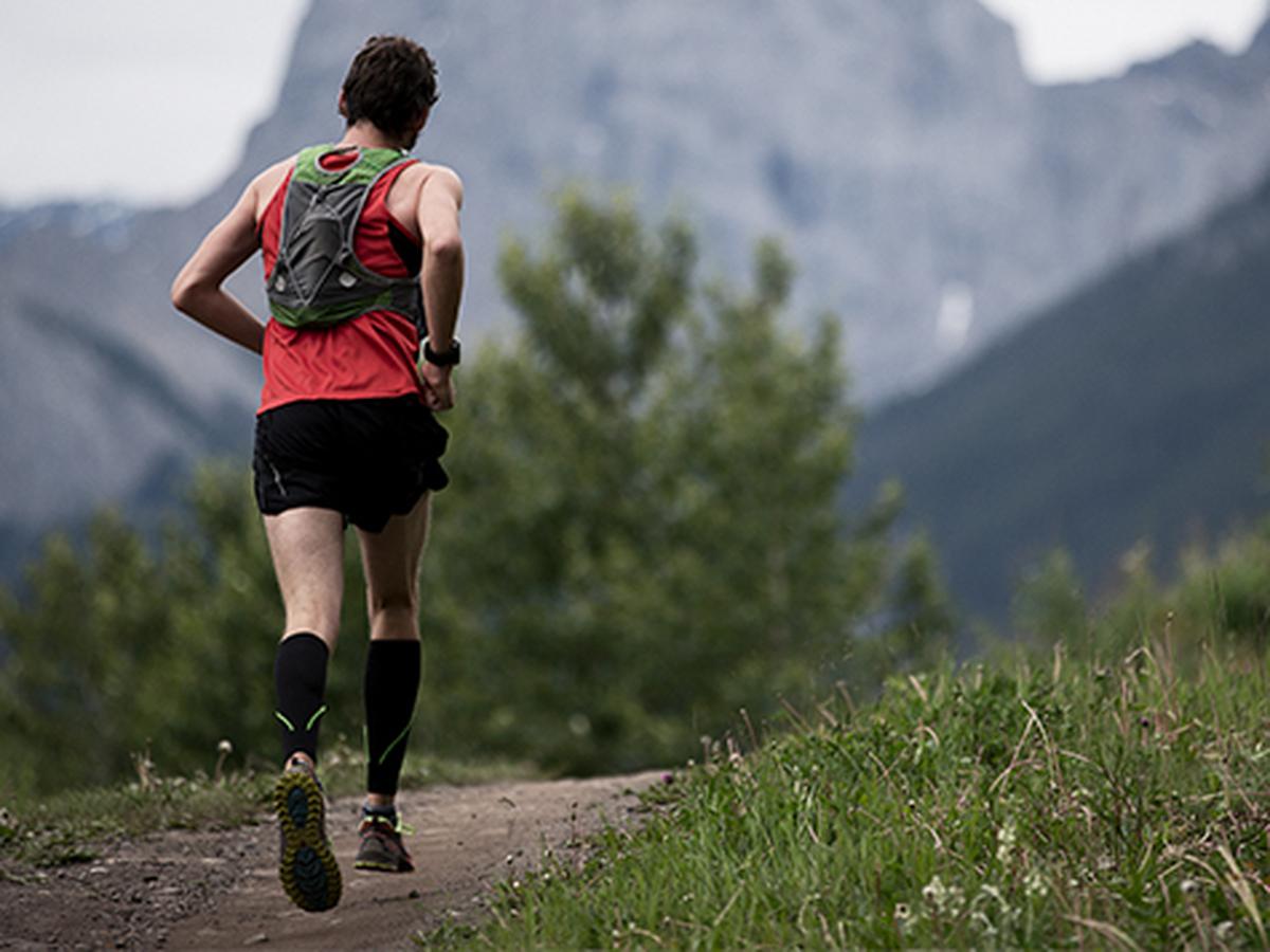 Una foto de unas zapatillas de trail running y una mochila de hidratación  para corredores de trail