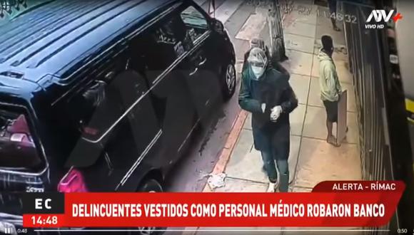 Dos sujetos llegaron al local de Mibanco portando  guantes quirúrgicos, mascarillas, protectores faciales y mandil quirúrgico, e irrumpen con armas en mano para llevarse el dinero de las ventanillas. (Foto: captura de pantalla ATV+)