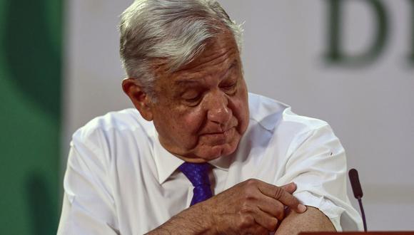 El presidente mexicano Andrés Manuel López Obrador es visto luego de ser inoculado con la primera dosis de la vacuna AstraZeneca contra el coronavirus, en el Palacio Nacional, en la Ciudad de México, el 20 de abril de 2021. (PEDRO PARDO / AFP).